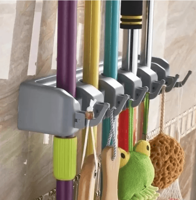 Organiza tu hogar con el porta trapeadores y escobas ideal - Multishop Chile E.I.R.L