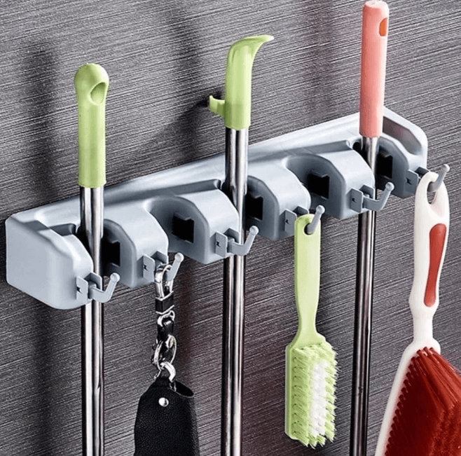 Organiza tu hogar con el porta trapeadores y escobas ideal - Multishop Chile E.I.R.L